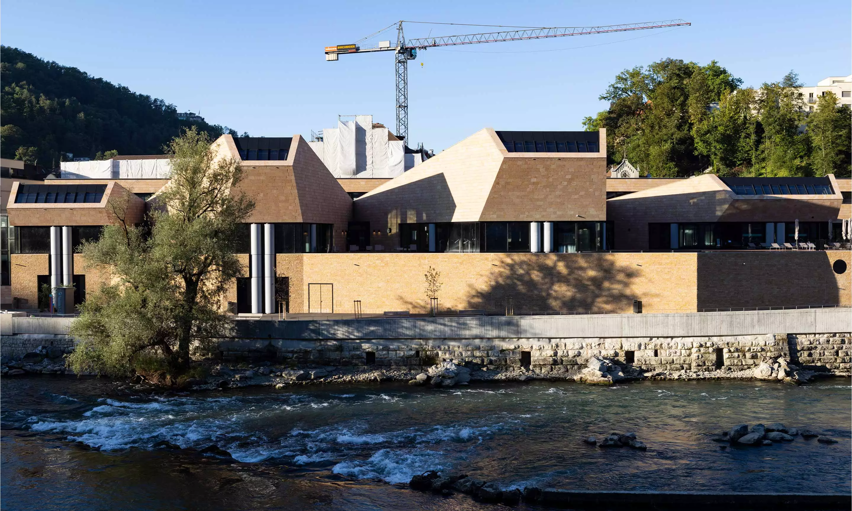 FOURNITURE D’UNE FAÇADE EN PIERRE NATURELLE POUR LES THERMES DE BADEN PAR LA HGC